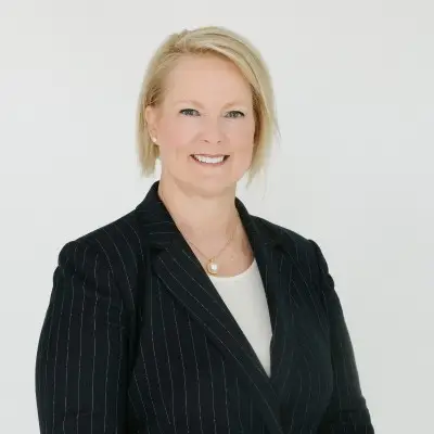 Holly Breuer Headshot